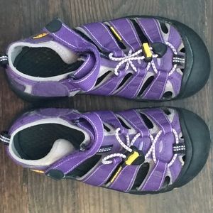 Purple Keen water shoes size 2 in girls